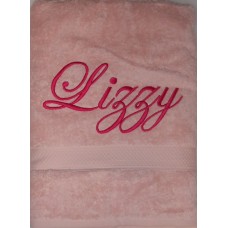 Handdoek roze met Lizzy geborduurd