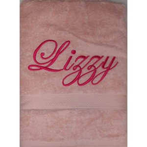 Handdoek roze met Lizzy geborduurd