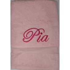 Handdoek roze met Pia geborduurd