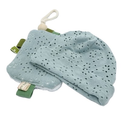 Babymuts broderie sage Babymuts broderie sage
